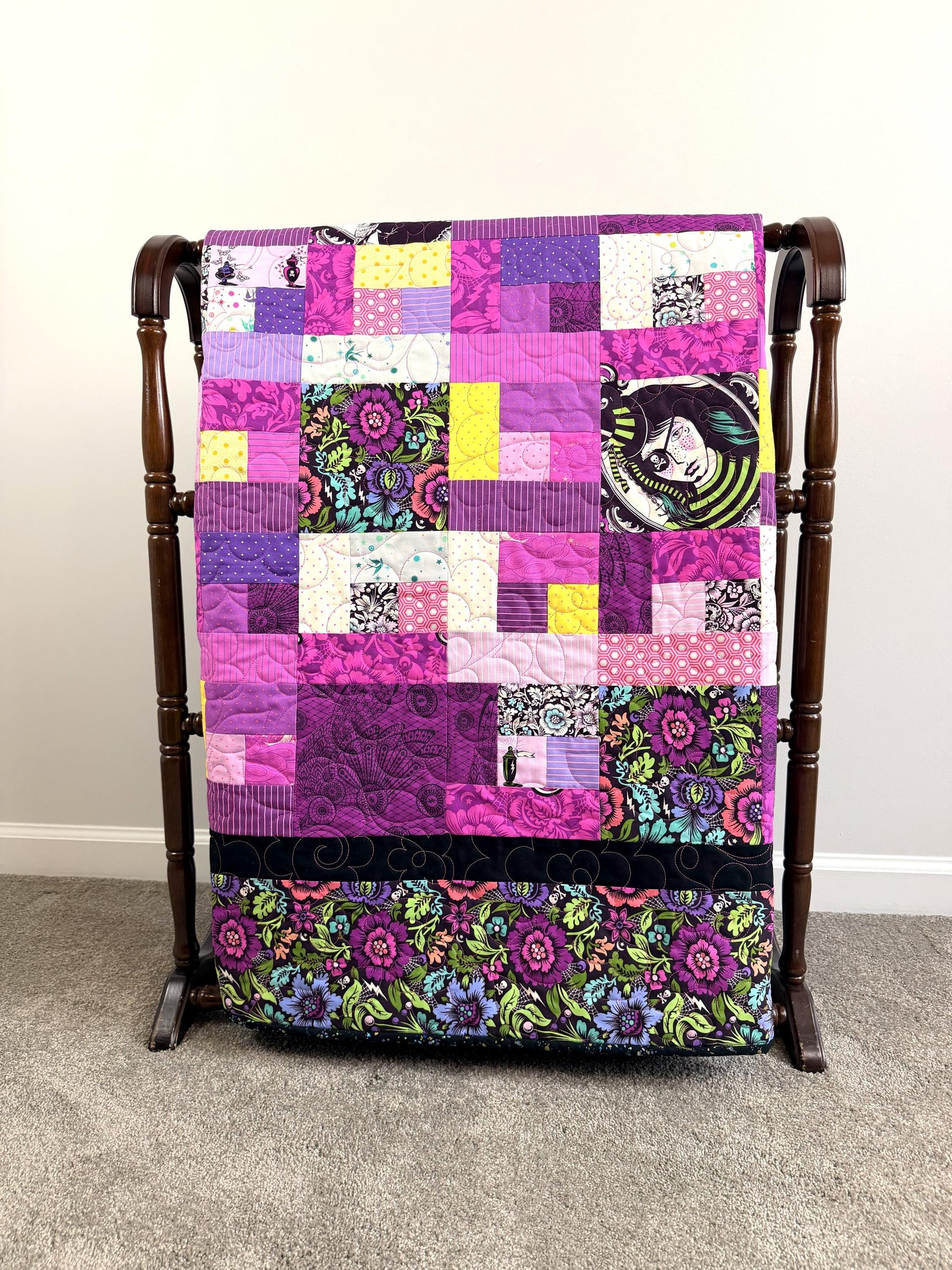 Déjà vu, Three Witches Patchwork Throw Quilt